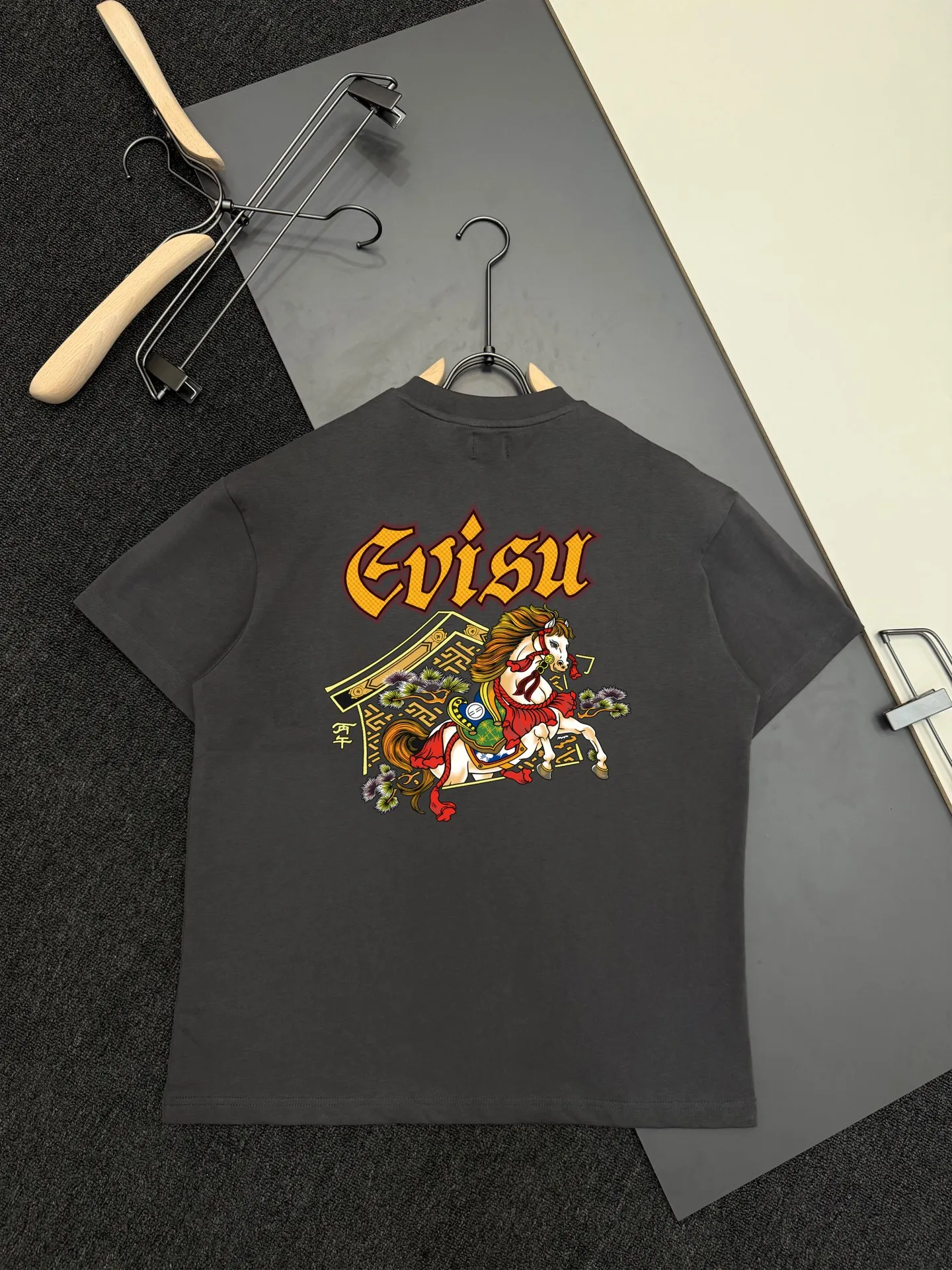 EVISU 2026 New Arrival T Sizes S-XXL ： 5 # # Size S ：69 ：108 ：55 100-120 M ：70 ：110 ：56 120-140 L ：72 ： 114 ：57 140-160 XL ：74 ：118 ：58 165-180 XXL ：76 ：124 ：59.5 180 ： (CM) ， 1-3CM ， !